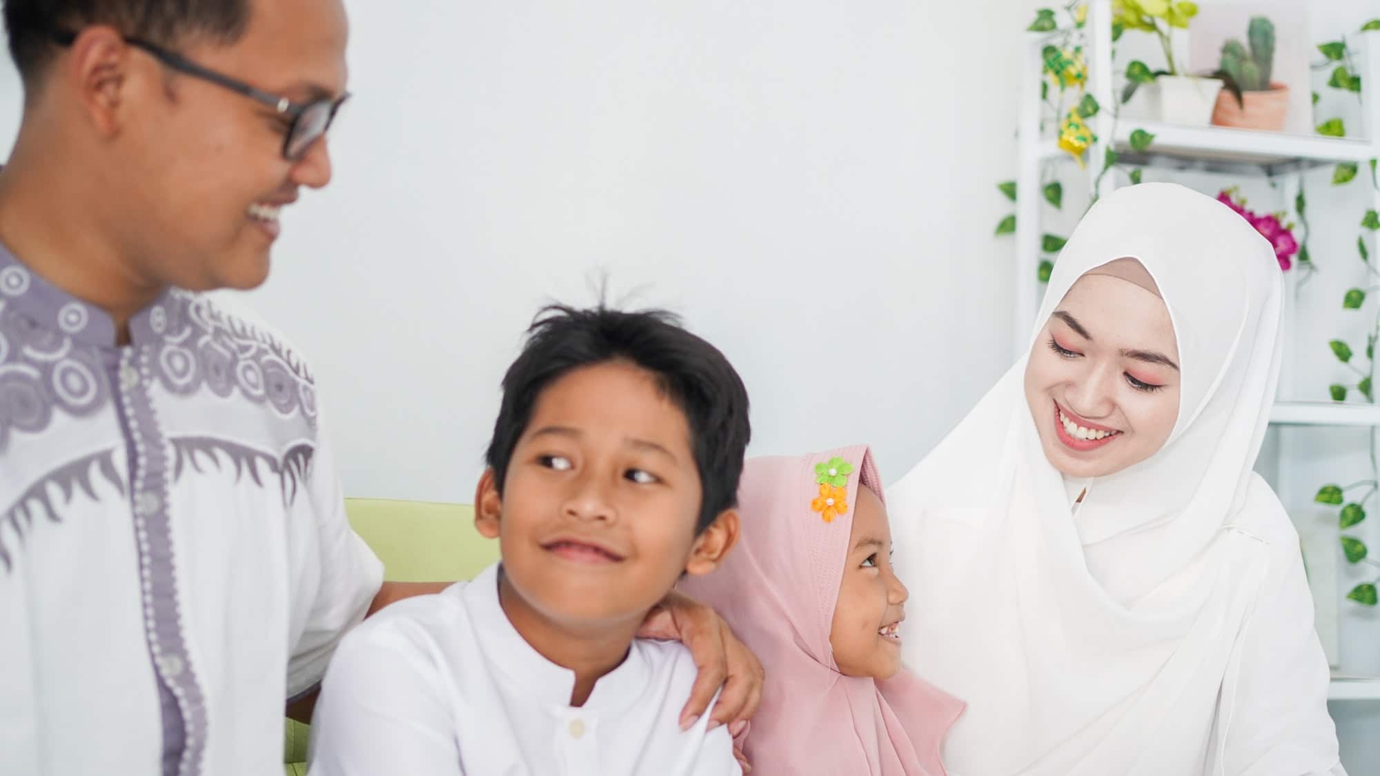 Keluarga Muslim Asia menyambut lebaran bersama-sama sambil menikmati hidangan