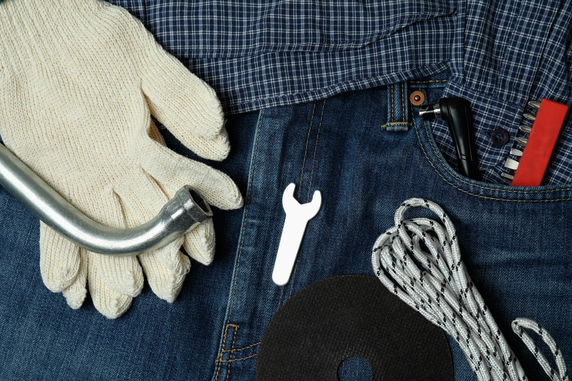 劳动节的概念，牛仔裤上有工具，特写